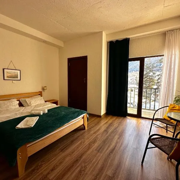 "White House Nakani" - Guesthouse near the centre, hotel v destinaci Mestia