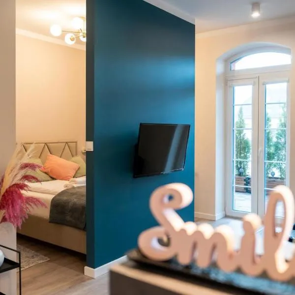 Apartament Smile - z prywatnym monitorowanym parkingiem by SpaceApart, hotel in Jelenia Góra