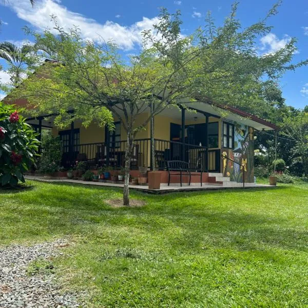 Charming Nature House/ Finca Tradicional Cafetera, hotel v destinaci Armenia