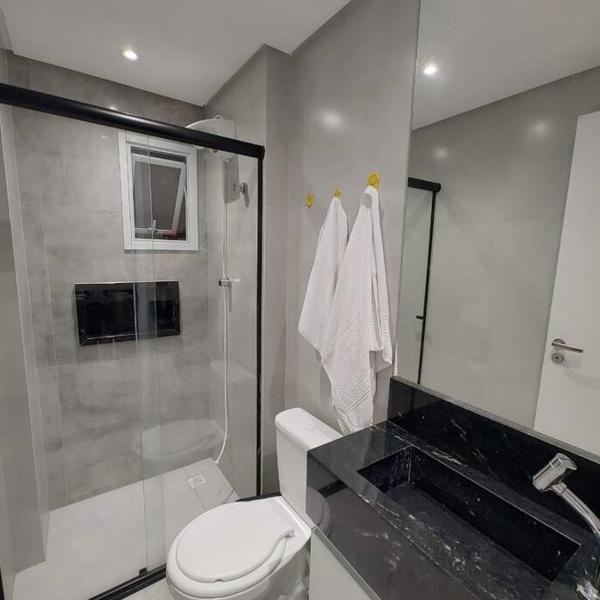 Apto com lazer completo, piscina, ar, mercadinho e pet friendly a 1 min da praia - Foto 3