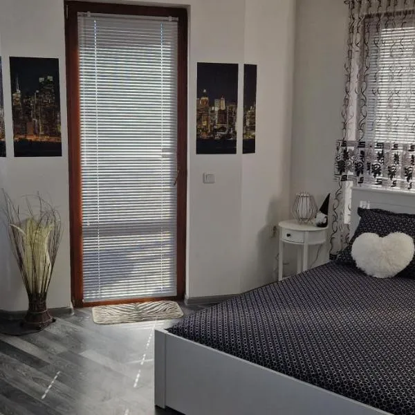 Black and White Apartment: Karlovo şehrinde bir otel