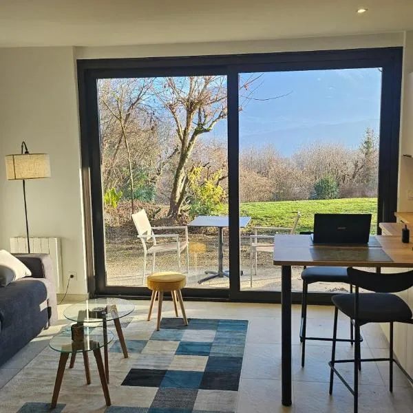 Le Cosy - joliment aménagé - vue magnifique – hotel w mieście Sévrier