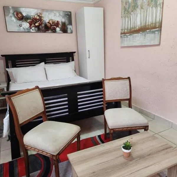 Private outside room with own bathroom, מלון בWillowdene