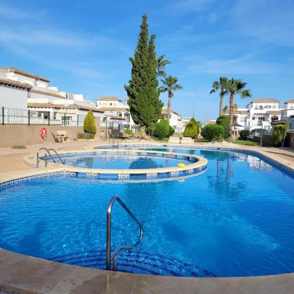 Nice Top Floor Bungalow Punta Prima, hotel in Orihuela