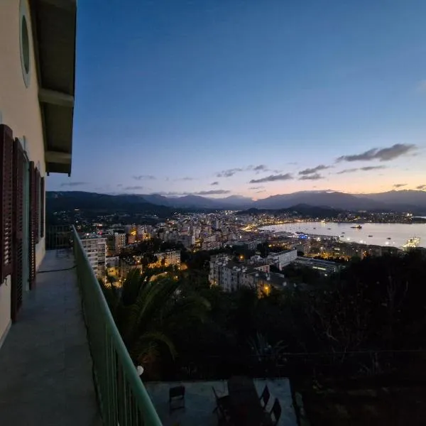 VILLA BELVEDERE D'AJACCIO, VILLA ENTIERE VUE MER POUR 2 à 10 VOYAGEURS, hotel v Ajacciu