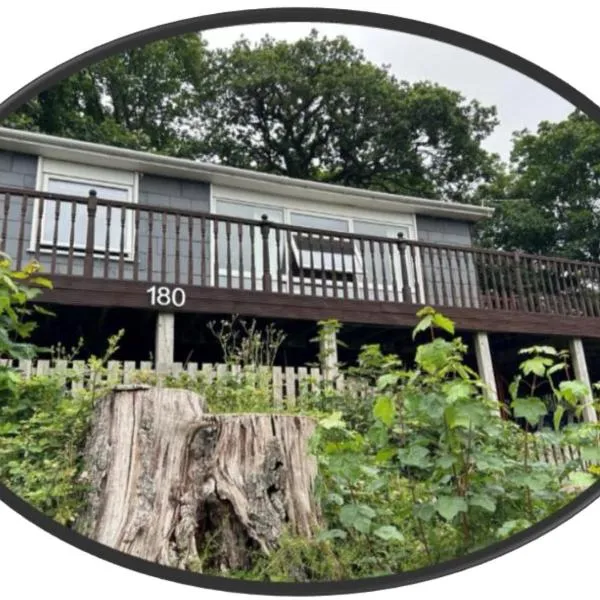 180 River View Cabin, hotel v destinaci Caeathro