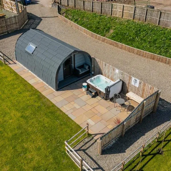Thistle Pod Farm Stay with Hottub Sleeps 2, hotel v destinaci Galston