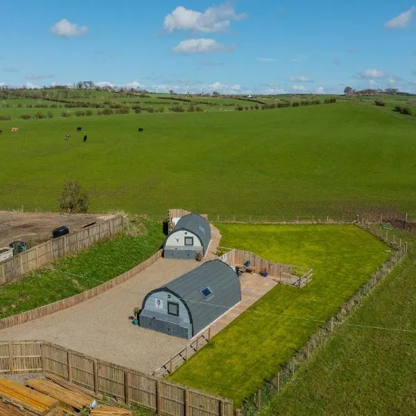The Stag Pod Farm Stay with Hot Tub Sleeps 2、Galstonのホテル