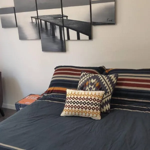Private Room3 Own Entry Shared Bath One Guest Walk to UCSD, hotel u gradu San Dijego