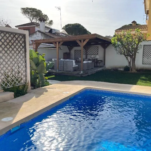 Chalet Ciudad Ducal con piscina y jardin, hotel v mestu El Puerto de Santa María