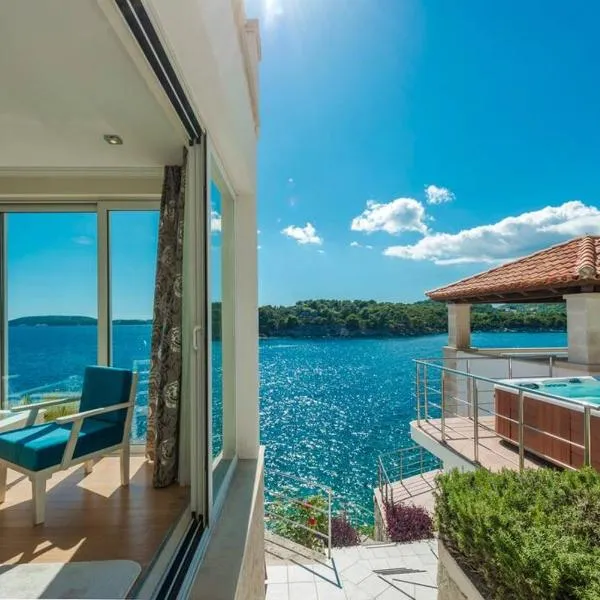 Villa K Dubrovnik-5 bedroom villa with sea access, hotel in Zaton