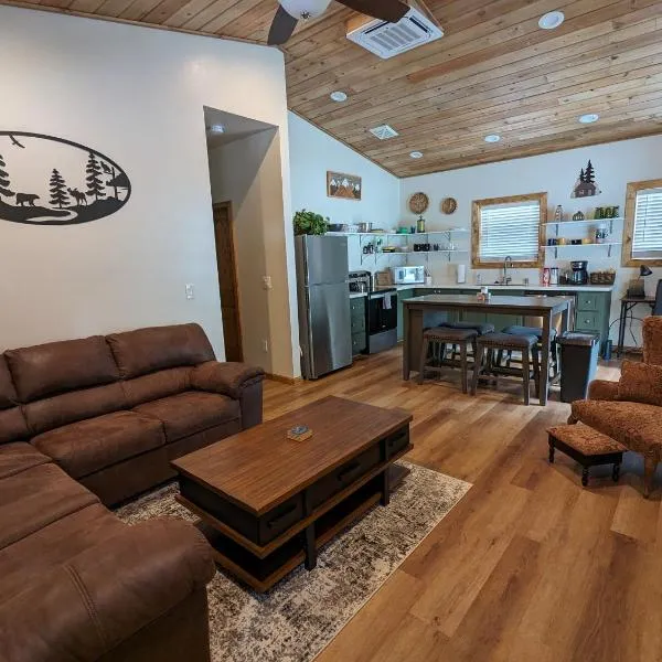 Cozy Cottage 2BD/2BA, 2 Covered Decks, Patio Dinning, Newly Built!, hotel en Indian Pine