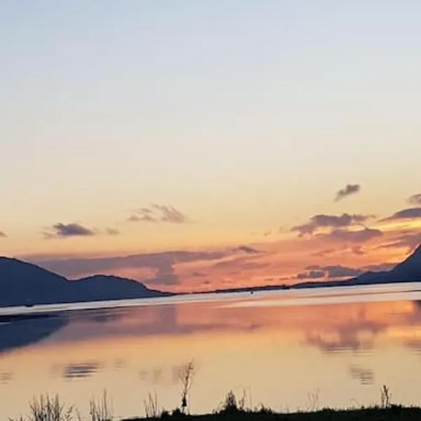 Fort William loft on shore front with amazing views, hotel sa Caol