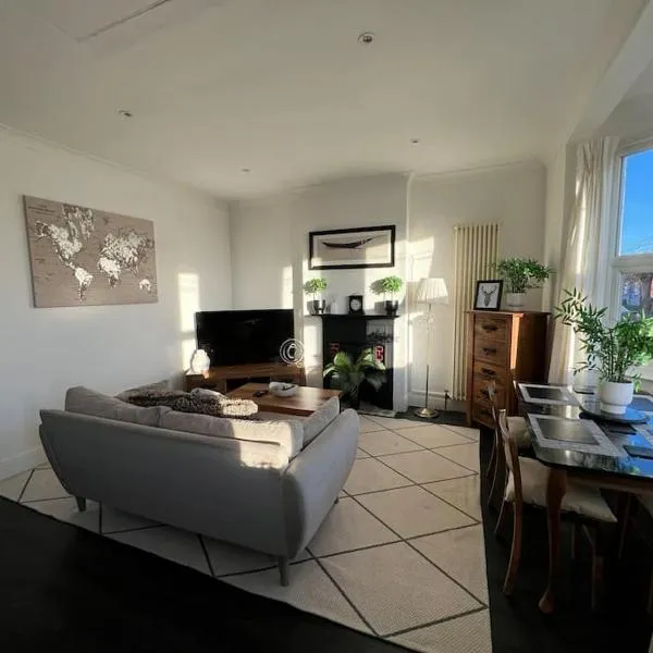 Hill Grove 2 Bedroom Apartment, hotel in Leigh-on-Sea
