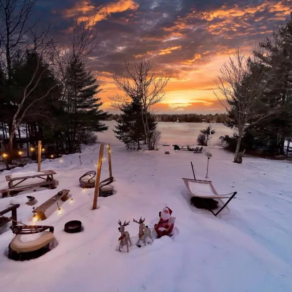 Zen Den - Pocono LakeFront with Hot Tub !, hótel í Tobyhanna