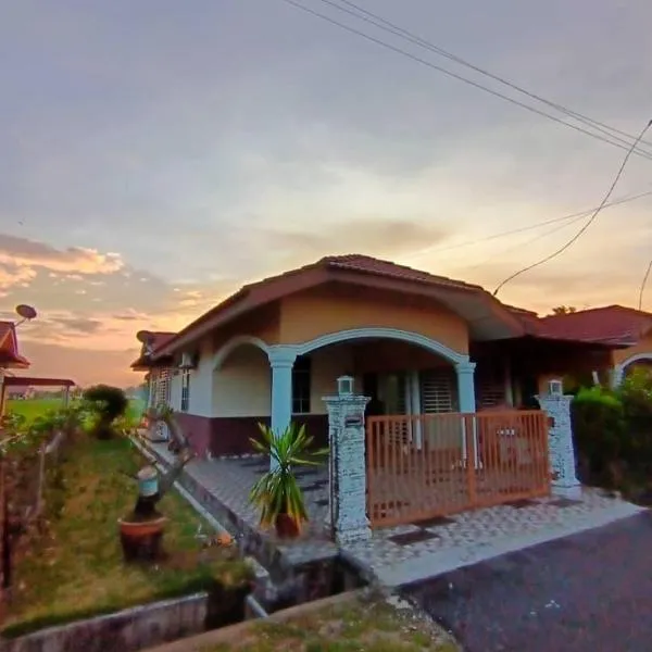 Ebnur Homestay, hotell i Arau