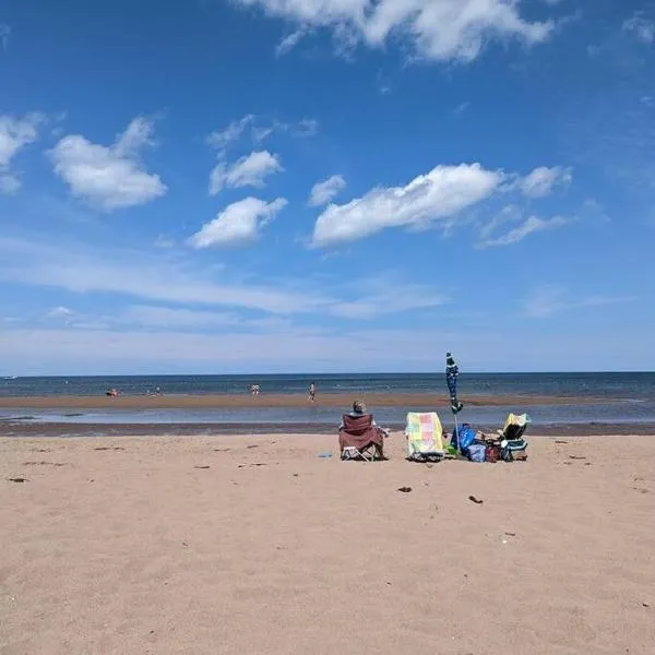 Viesnīca Beachside Cottage w/beach access - Aboiteau Beach pilsētā Cap-Pele