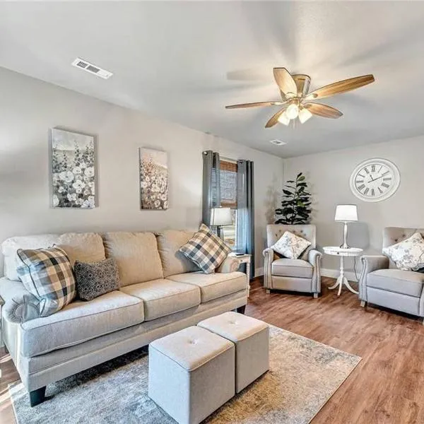 House of Charm! Bike Trails & New Walmart HQ, hotel in Bentonville