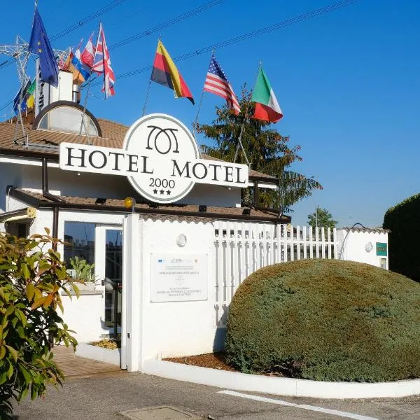 Hotel Motel 2000、トレッツァーノ・スル・ナヴィーリオのホテル