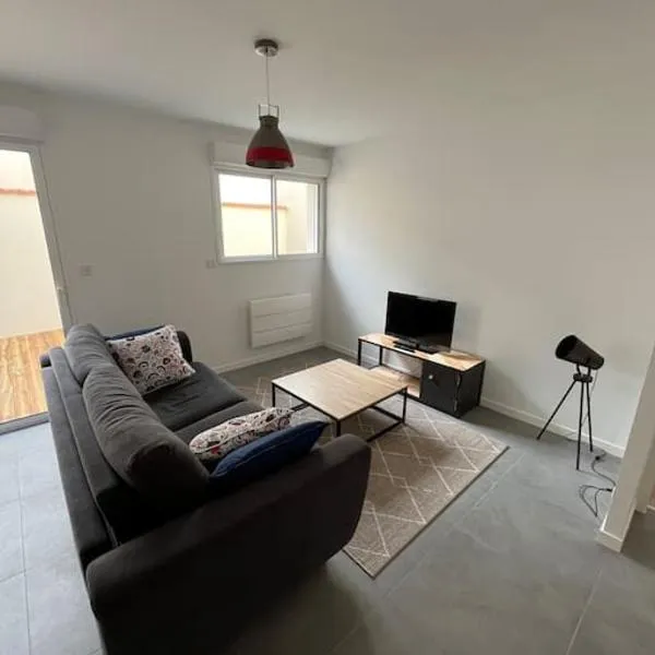 Appartement neuf avec patio, hotel in Saint-Laurent-sur-Sèvre