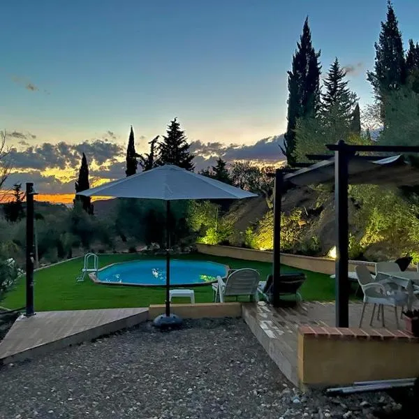 rural loft with pool views peaceful place near the center, hotel in Málaga