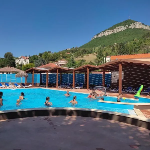 Mobil Home XXL 4 chambres - Camping Le Viaduc, hotel v destinaci Millau