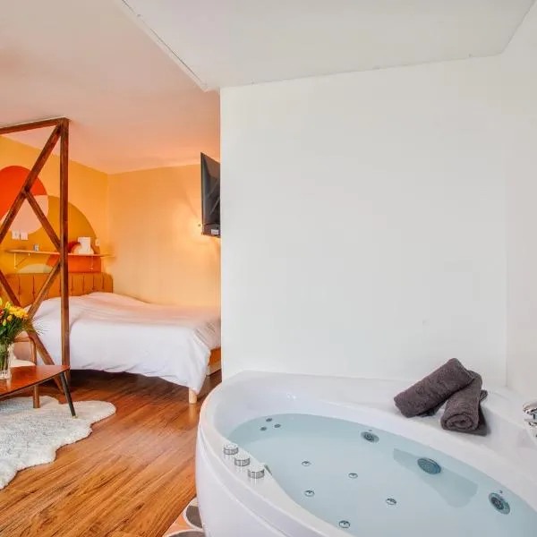 Suite année 70 - Jacuzzi et Balcon, hotel in Caen