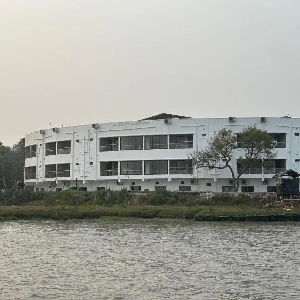 ICHHAMATI HOTEL AND RESTAURANT, hotel a Hāsnābād
