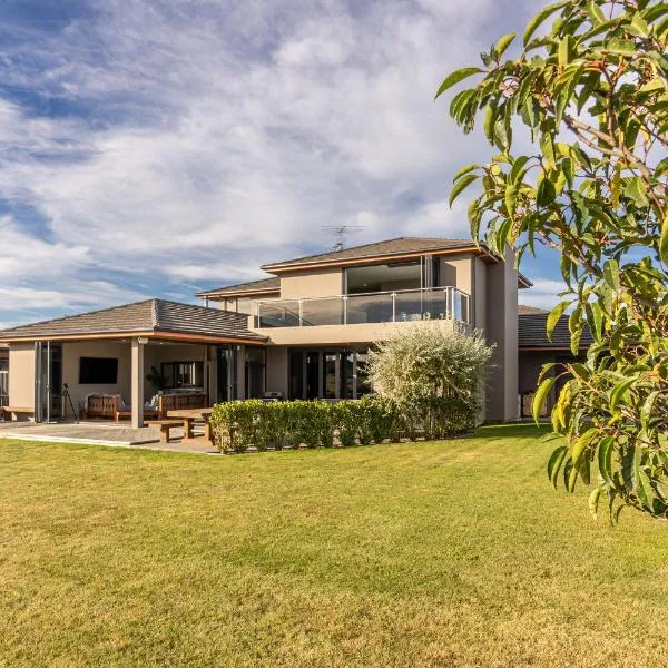 Luxury Lake Hood Holiday Home, hotel v destinaci Wakanui