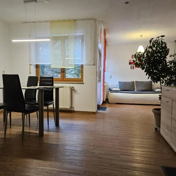 Einfaches ruhiges Apartment, hotell i Laichingen