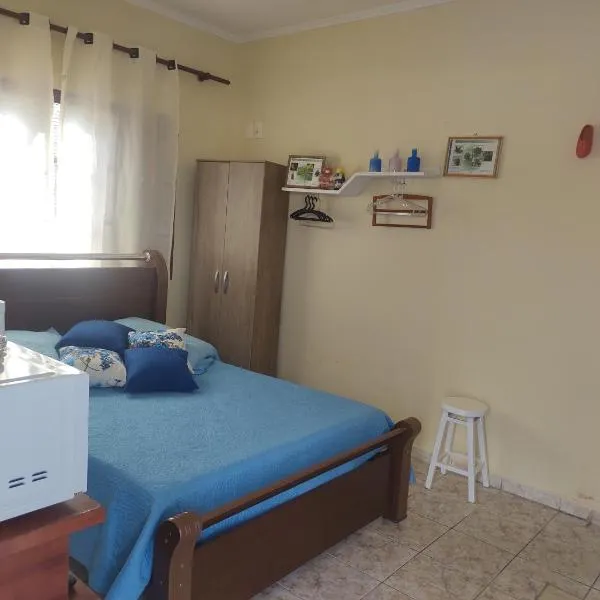 QUARTO CONFORTAVEL COM GARAGEM: Holambra'da bir otel