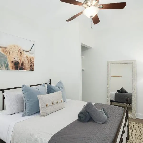 Stroll to Main St: 2BR on the Park, hotel in Philadelphia