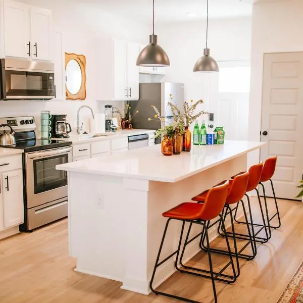 Artist Retreat - Near Downtown, Stadium, Campus、アセンズのホテル