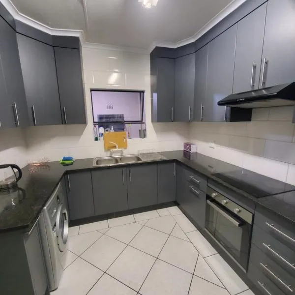 4 Bedroomed, Townhouse, hotel in Johannesburg