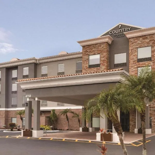 Country Inn & Suites by Radisson, Tampa Airport East-RJ Stadium, מלון בטמפה