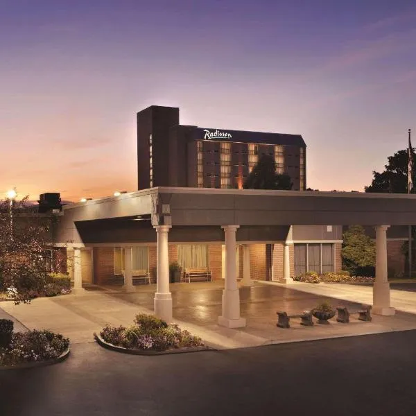 Radisson Hotel Louisville North، فندق في نيو ألباني