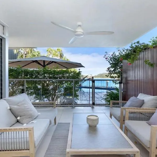 Beachfront - Nelly Bay Apartment, hotel in Nelly Bay