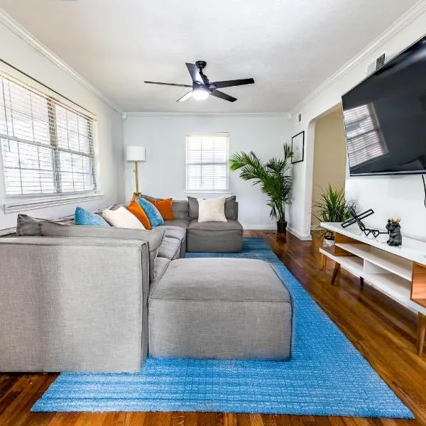 Luxury home 5 mins to Mercedes-Benz Stadium, hotel in Atlanta