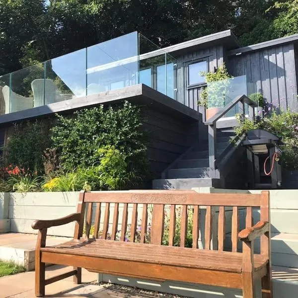 A Cotswold Cabin with Great Views and a Hot Tub, hotell sihtkohas Stroud