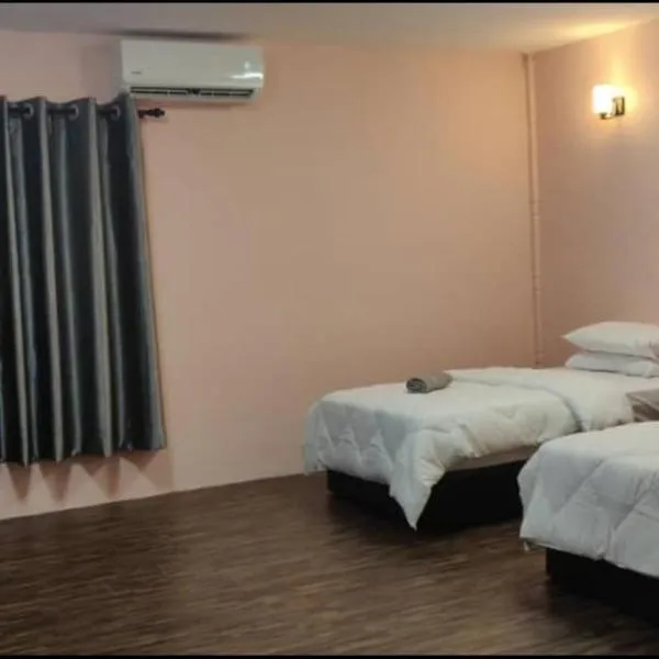 Tazrah roomstay (1 queen or 2 twin super single room), hotel di Kuala Rompin