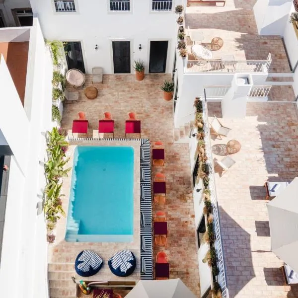Casa Rosa Villa with Pool in Olhao Centre, Hotel in Olhão