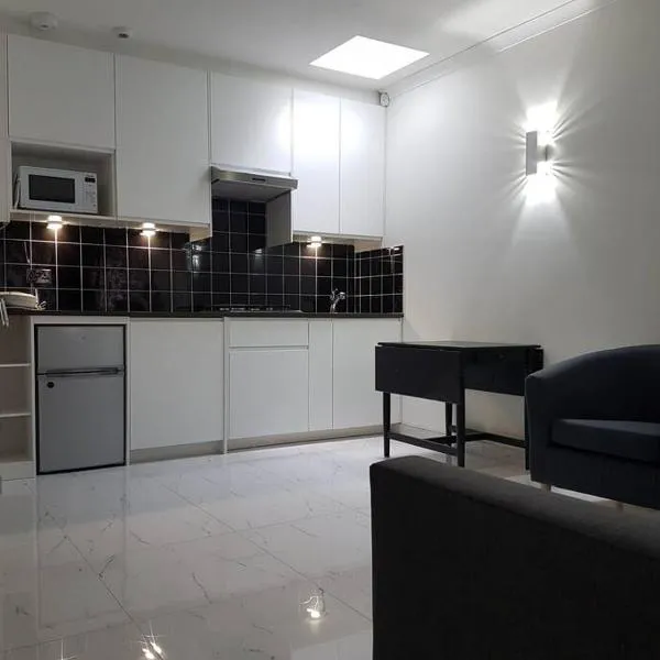 Contemporary ground flr maisonette- Entire place, Hotel in Northwood
