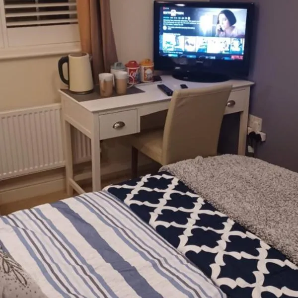 Aylesbury Lovely Double and Single Bedroom with Guest only Bathroom, hotel in Bierton