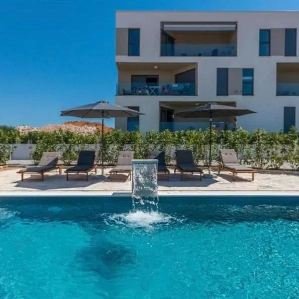 DVJ Apartments 3, hotel in Sveti Filip i Jakov