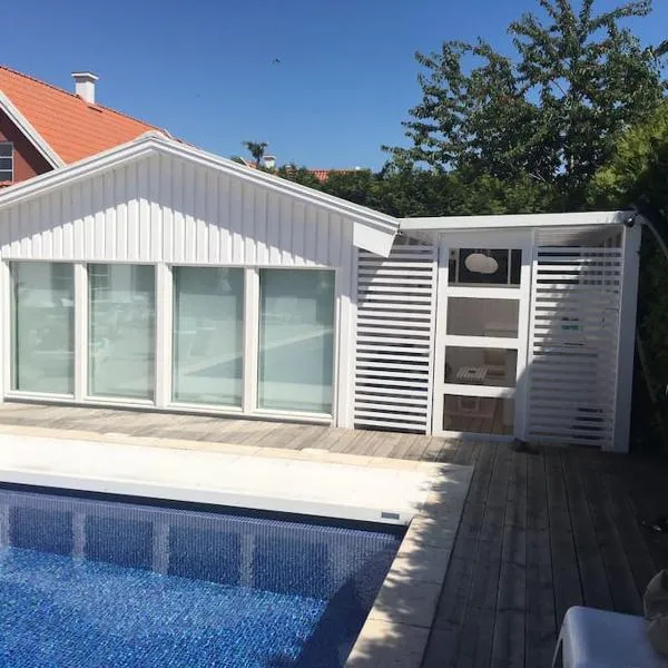 Calm villa-apartement near the sea and nature, hotel v destinaci Klagshamn