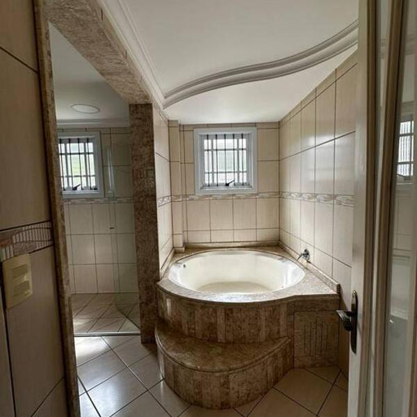 apartamento em bairro nobre suíte com ar condicionado e banheira com hidromassagem