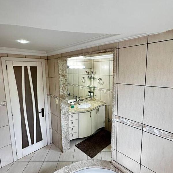 apartamento em bairro nobre suíte com ar condicionado e banheira com hidromassagem - Foto 3