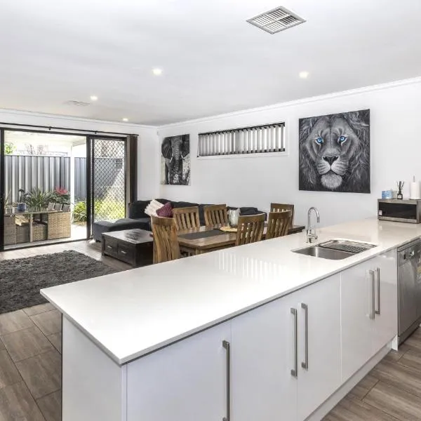 Luxury home in Christies Beach with King Bed, NBN, Netflix, 3Bed 2Bath, hotel v destinaci Christies Beach