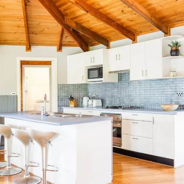 Hidden Orchard - Pet Friendly - 4 Mins Walk to Beach, hôtel à Callala Bay