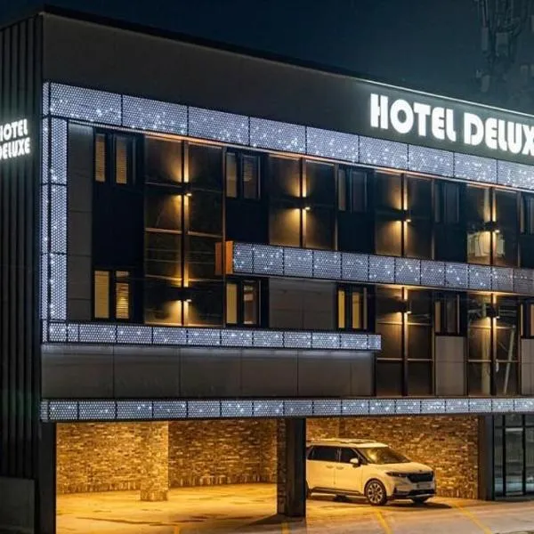Deluxe motel, viešbutis mieste Godžė
